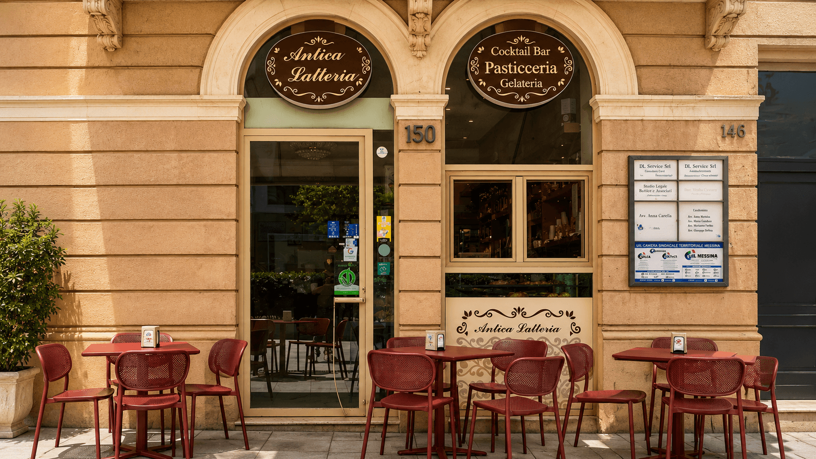 Facciata di un locale con insegna 'Antica Latteria', tavolini rossi all'esterno e vetrine.